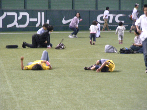 人工芝に寝転ぶファンが大勢いました